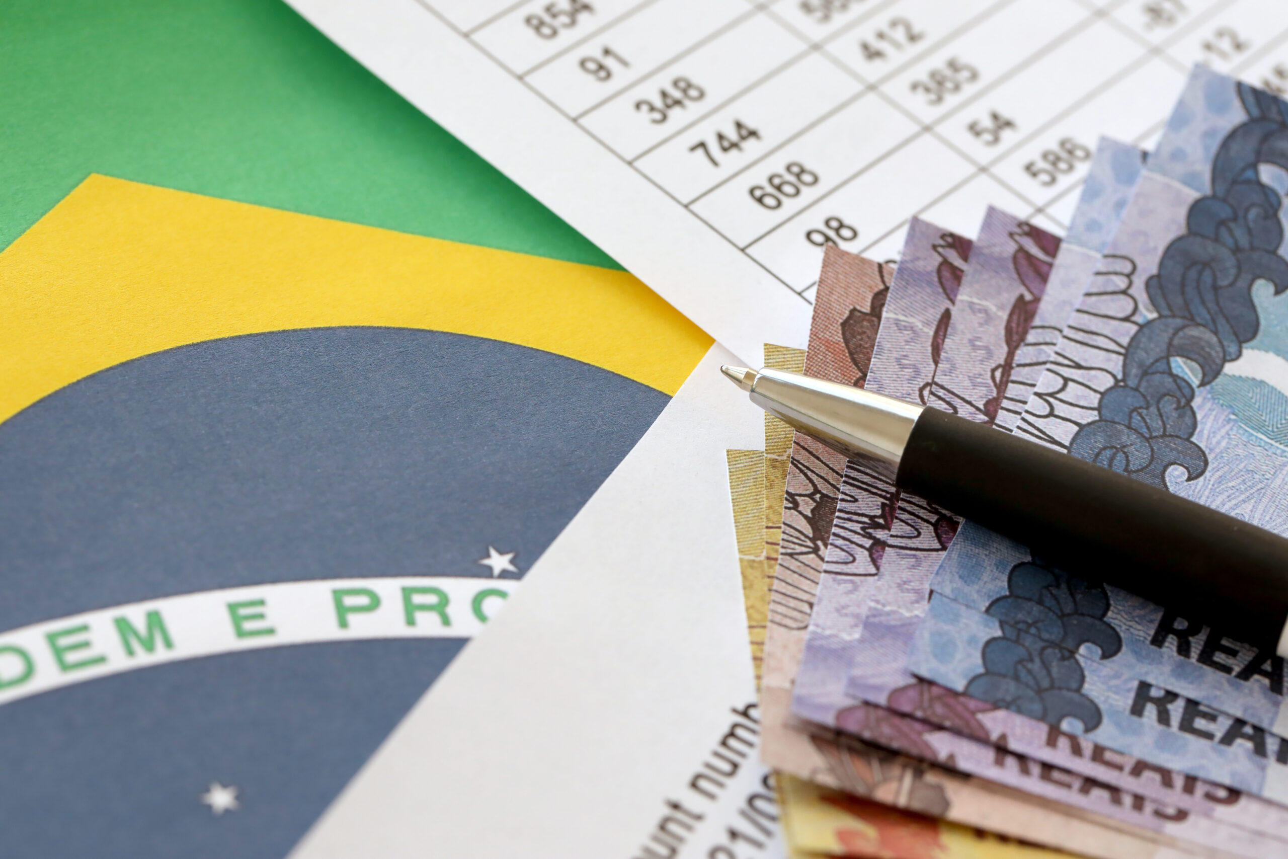 Pen With Brazilian Money Bills On Blank Of Lottery Game. Concept Of Luck And Gambling In Brazil Focus Contabilidade - Cesta Corp